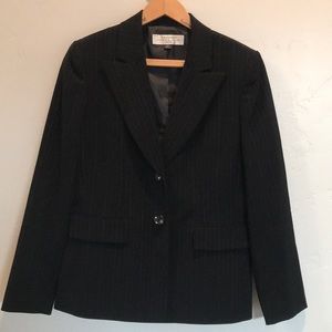 Tahari women’s black blazer